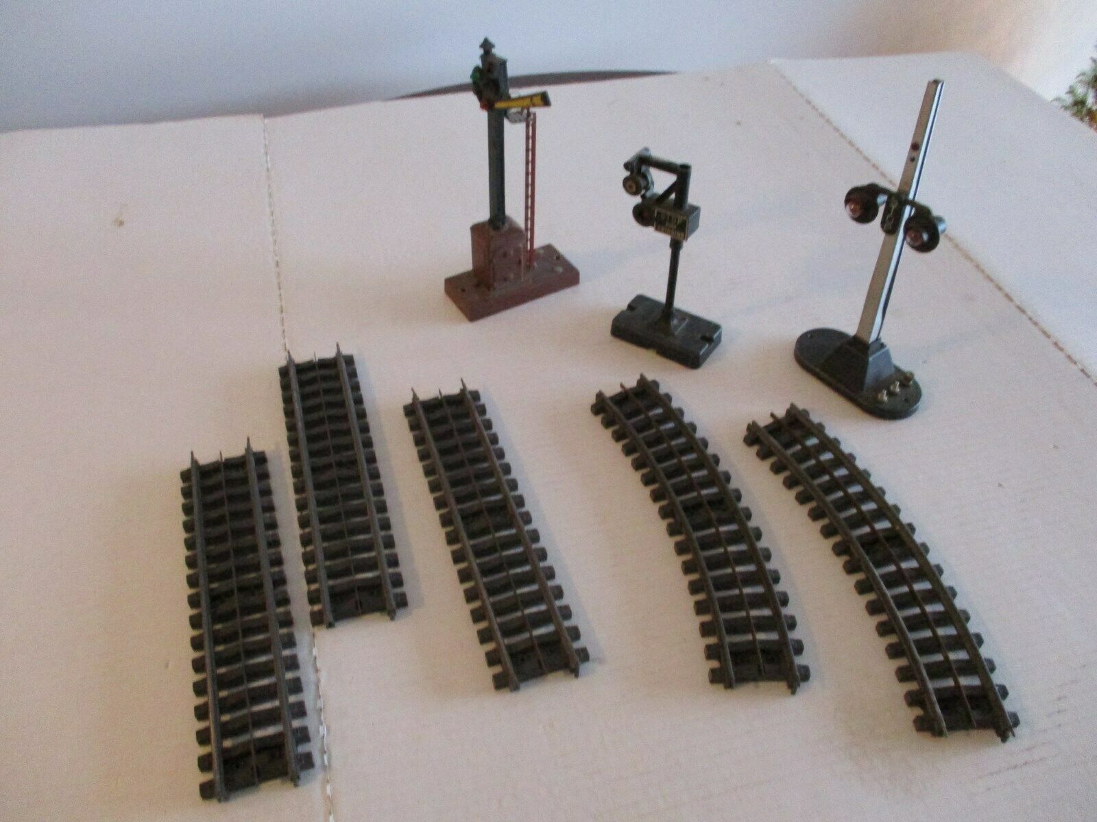 Lionel 5 Pieces Super O Track  And  Misc. Signal Parts